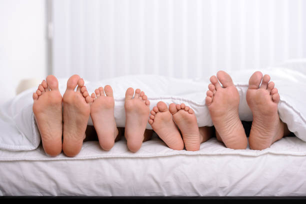istock Family in bed 979060366