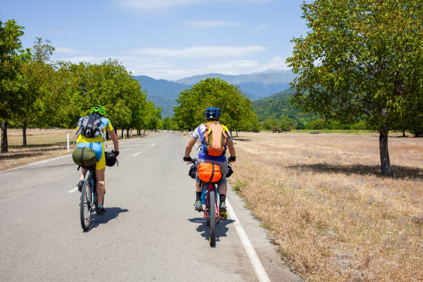 Gli appassionati di mountain bike viaggiano negli altopiani della regione di Tusheti, in Georgia - foto stock