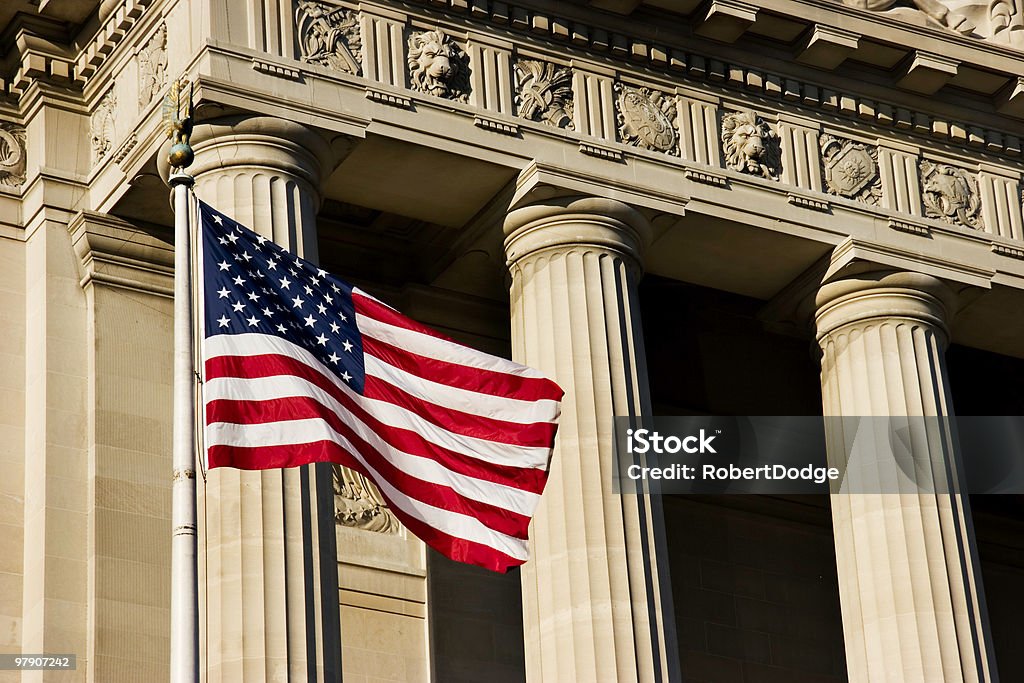 Bandera estadounidense y Federal Building - Foto de stock de Bandera estadounidense libre de derechos