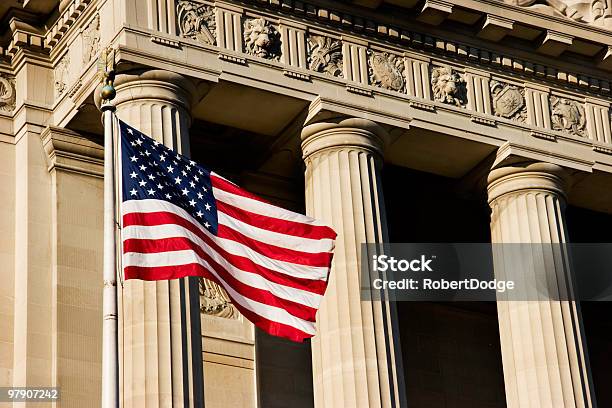 Bandeira Dos Estados Unidos Da América E Edifício Federal - Fotografias de stock e mais imagens de Bandeira dos Estados Unidos da América