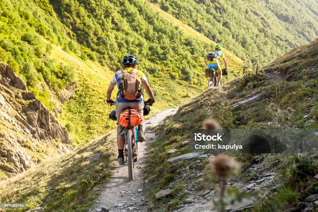 Mountainbiker sind im Hochland von Tuscheti Region, Georgien Reisen. - Lizenzfrei Radwandern Stock-Foto