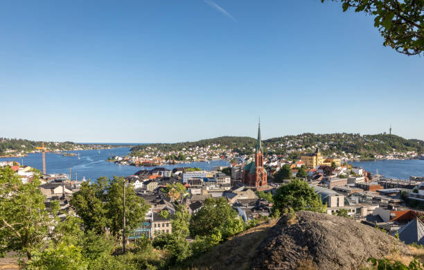 vista sobre la ciudad de arendal en un soleado día de junio de 2018. arendal es una ciudad pequeña en la parte sur de noruega - sky sea town looking at view fotografías e imágenes de stock