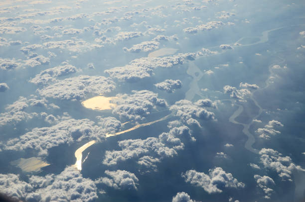 飛行機窓の地球からの眺めはグランド川と雲の旅行観光イスタンブール トルコです。雲の上を飛んでいる飛行機の翼は地面嵐は曇り空です。 - mountain range earth sky airplane ストックフォトと画像