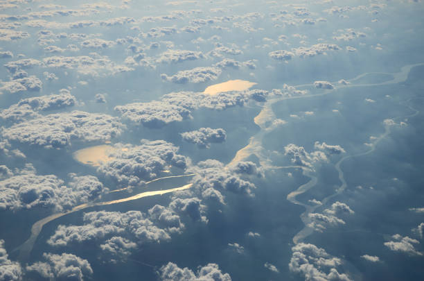 飛行機窓の地球からの眺めはグランド川と雲の旅行観光イスタンブール トルコです。雲の上を飛んでいる飛行機の翼は地面嵐は曇り空です。 - mountain range earth sky airplane ストックフォトと画像