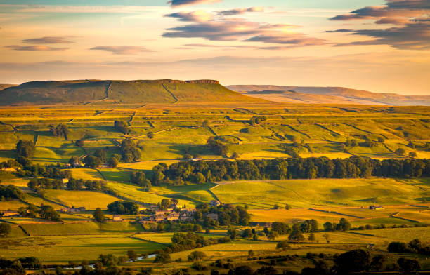 coucher de soleil sur askrigg wensleydale dans le north yorkshire - wensleydale photos et images de collection