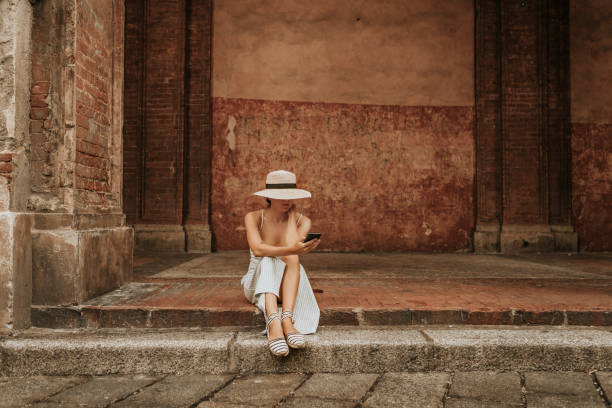 donna seduta nel bolognese - fiorentina bologna foto e immagini stock