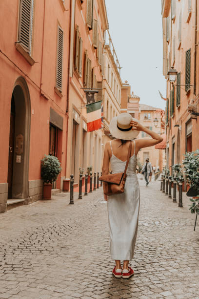 donna a piedi nel bolognese - fiorentina bologna foto e immagini stock