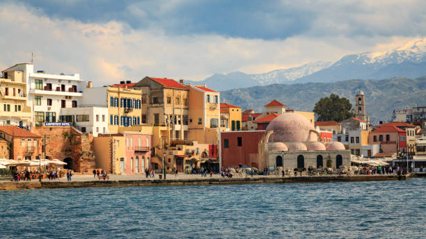 クレタ島ハニアの旧ヴェネツィア港 - ハニア ストックフォトと画像