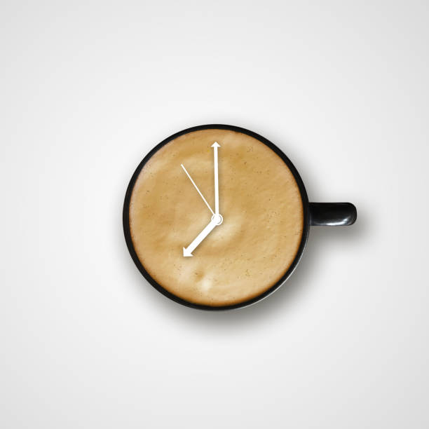 café na caneca preta com sinal de relógio despertador - energy booster - fotografias e filmes do acervo