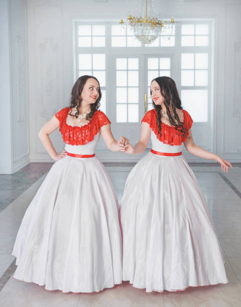 Dos Hermosa Mujer En Blancos Y Rojos Medievales Vestidos Con Crinolina Foto de stock y más banco de imágenes de Adulto - iStock Dos Hermosa Mujer En Blancos Y Rojos Medievales Vestidos Con Crinolina Foto de stock y más banco de imágenes de Adulto - iStock