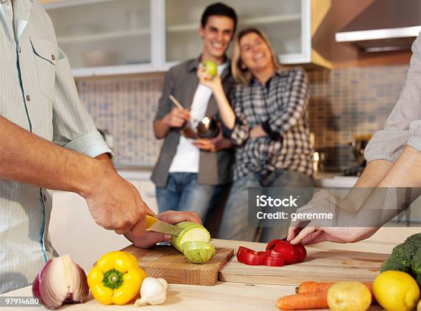 Freunde In Der Küche Stockfoto und mehr Bilder von Apfel - Apfel, Das Leben zu Hause, Dinnerparty