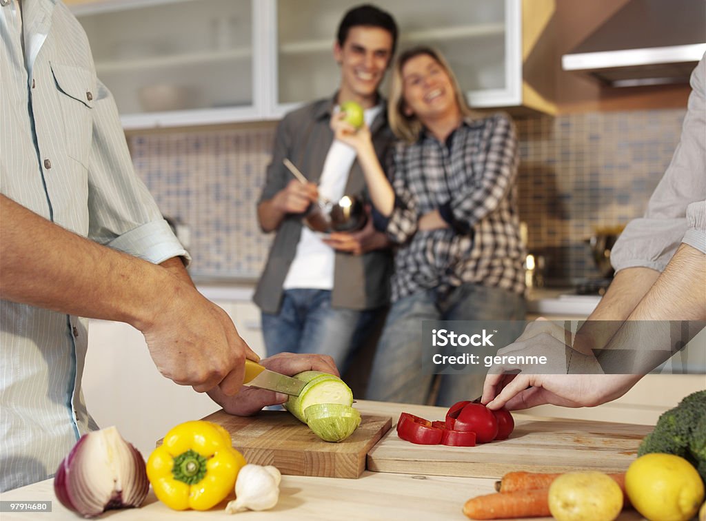 Preparare il cibo per la cena con gli amici - Foto stock royalty-free di Abbigliamento casual