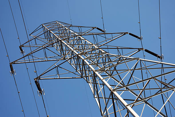 ниже линиями высокого напряжения - power supply single line in a row sending стоковые фото и изображения