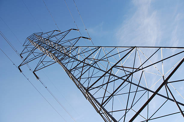 ниже линиями высокого напряжения - power supply single line in a row sending стоковые фото и изображения