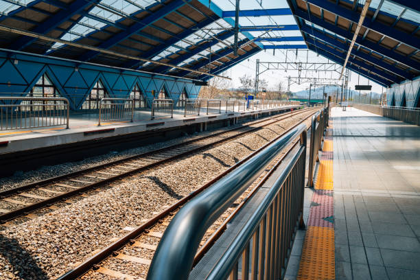 istock Subway station platform in Seoul, Korea 979173250