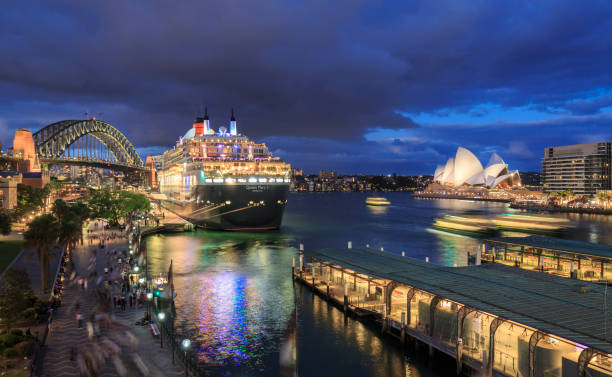 casa de ópera de sydney, queen mary 2 e ponte do porto de sydney, austrália - queen mary 2 - fotografias e filmes do acervo