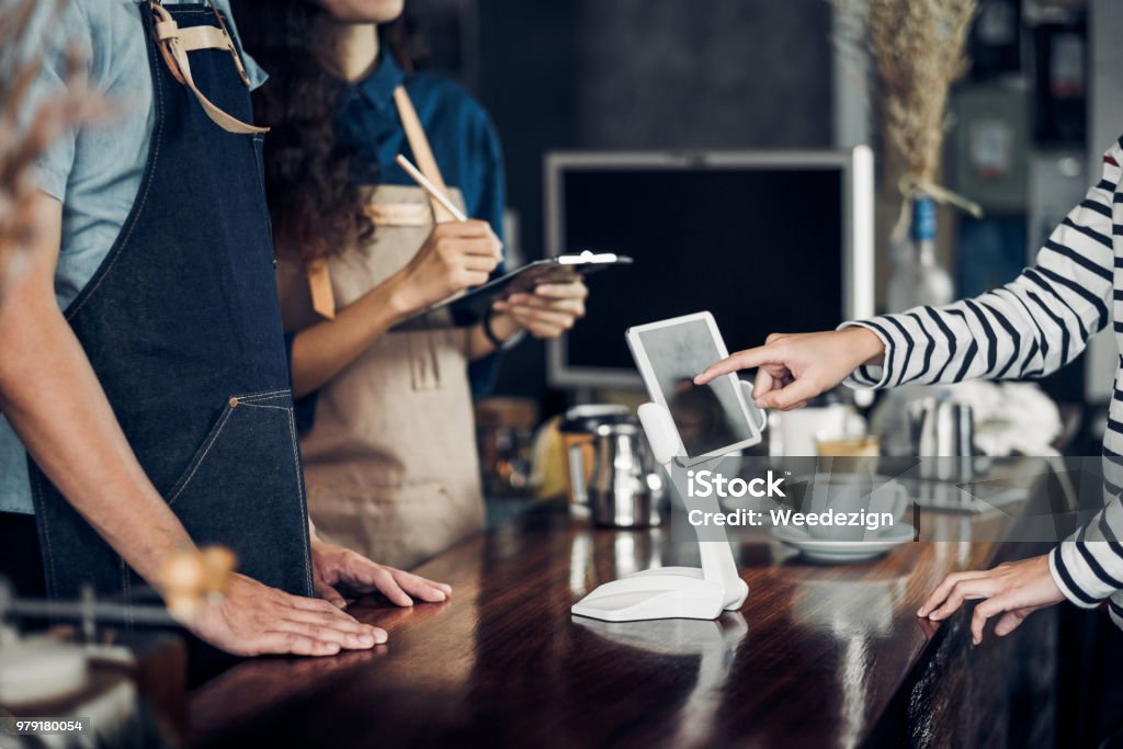 顧客セルフ サービス注文販売コーヒー ショップ カフェ カウンター バーでタブレット画面付きのドリンク メニューは、mobile.digital ライフ スタイル コンセプトによって支払を受け入れます� - レストランのロイヤリティフリーストックフォト