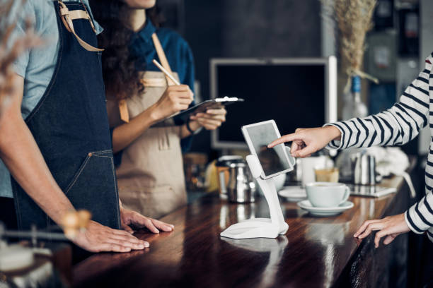 顧客セルフ サービス注文販売コーヒー ショップ カフェ カウンター バーでタブレット画面付きのドリンク メニューは、mobile.digital ライフ スタイル コンセプトによって支払を受け入れます� - セルフサービス ストックフォトと画像