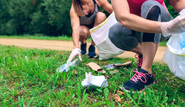 frauen tun plogging müll aufsammeln - shoe women adult baby stock-fotos und bilder