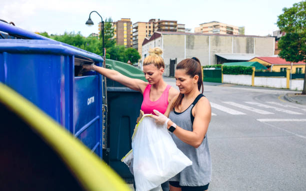 garotas jogando lixo para reciclagem de lixo - mulher catando lixo - fotografias e filmes do acervo