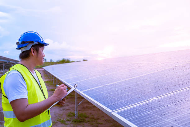 istock Engineer work job on site checking solar cell panels new alternative electric energy 979195180