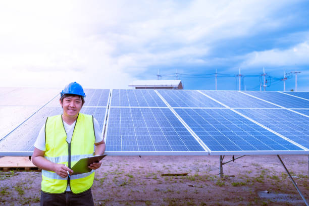 istock Engineer work job on site checking solar cell panels new alternative electric energy 979195268