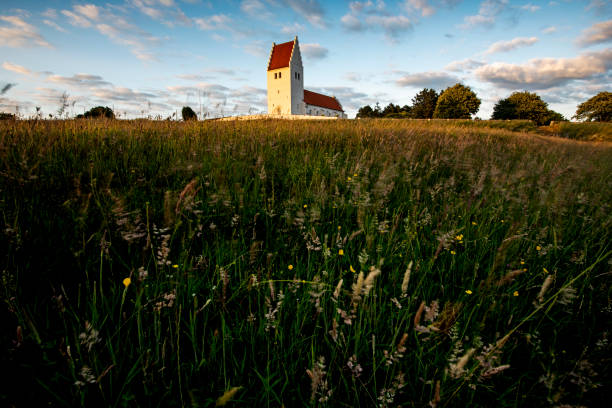 fanefjord kirche mønn dänemark - denmark architecture nature rural scene stock-fotos und bilder