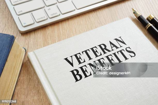 Buchen Sie Über Veteran Vorteile Auf Dem Schreibtisch Stockfoto und mehr Bilder von Veteran