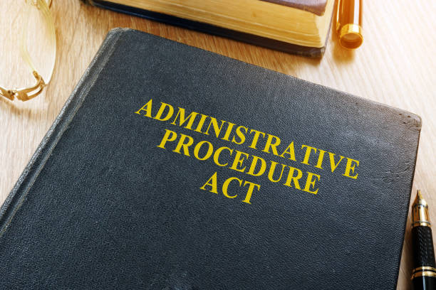 l’administration procédure act (apa) sur un bureau. - employé de ladministration photos et images de collection