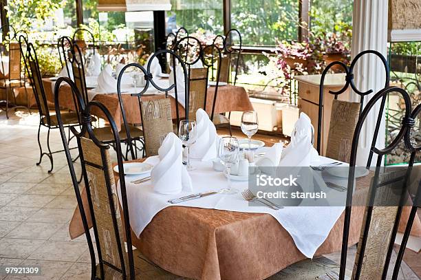 Foto de Servido No Restaurante Mesa e mais fotos de stock de Artigo de decoração - Artigo de decoração, Banquete, Cadeira