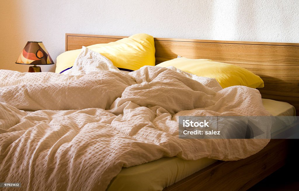 unmade cama en la mañana - Foto de stock de Cama libre de derechos