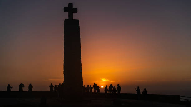 シルエットとサンセット、ポルトガル ロカ ロカ岬で交差します。 - sintra sunset cross outdoors ストックフォトと画像
