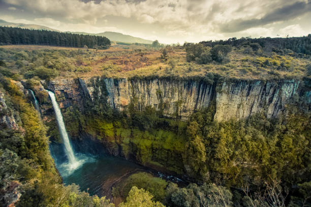 amplia vista mirando hacia abajo en mac mac caídas y su profundo cañón en mpumalanga, sudáfrica - provincia de mpumalanga fotografías e imágenes de stock