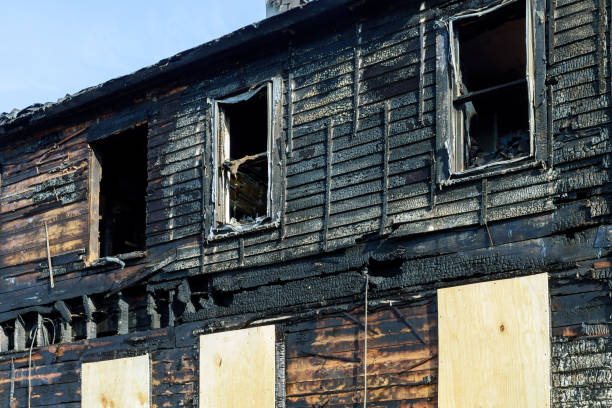 linia ognia przed zniszczonym domem. spalony dom po pożarze - char grilled fire coal heat zdjęcia i obrazy z banku zdjęć