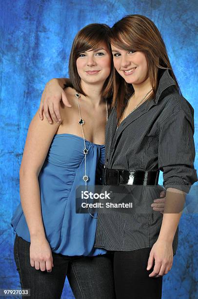 Dos Jóvenes Sisters Foto de stock y más banco de imágenes de 16-17 años - 16-17 años, 18-19 años, A la moda