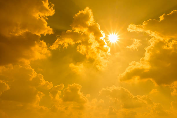 극적인 무디 하늘 구름에 태양 빛 - solar heating 뉴스 사진 이미지