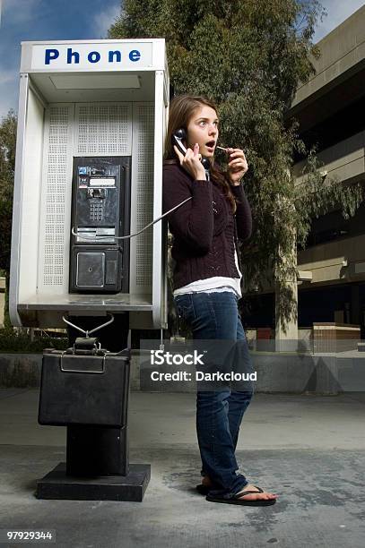 Telefone Público Retrato - Fotografias de stock e mais imagens de Adulto - Adulto, Cabina de Telefone Público, Choque