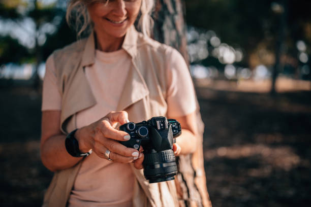 자연에서 사진을 보고 카메라를 사용 하 여 고위 여자 - dslr camera 뉴스 사진 이미지