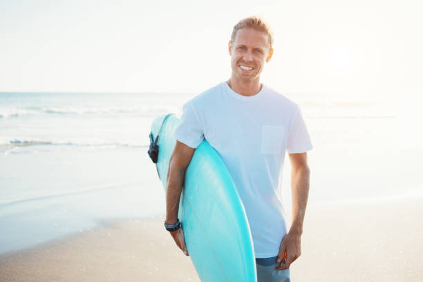 retrato de surfista em t-shirt branca - wave salt surf sea - fotografias e filmes do acervo