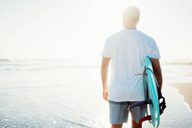 retrato de surfista em t-shirt branca - wave salt surf sea - fotografias e filmes do acervo