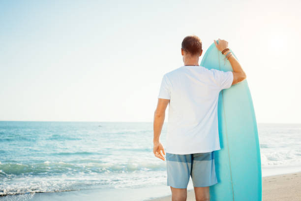 retrato de surfista em t-shirt branca - wave salt surf sea - fotografias e filmes do acervo