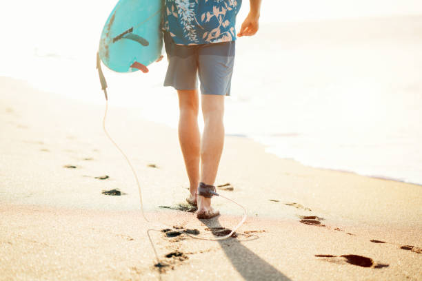 surfista havaiano t-shirt curta com prancha de surf - wave salt surf sea - fotografias e filmes do acervo