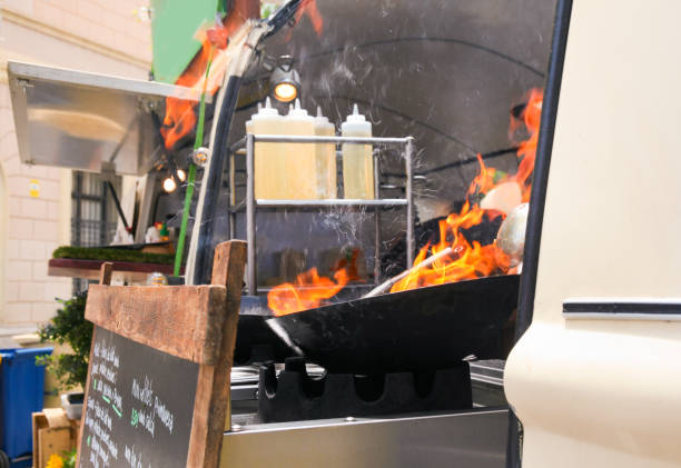 istock Yakisoba food truck 979306266
