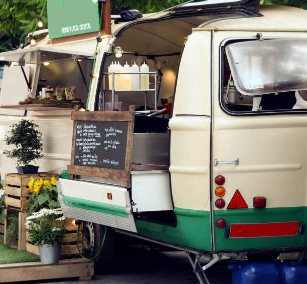 istock Yakisoba food truck 979306300