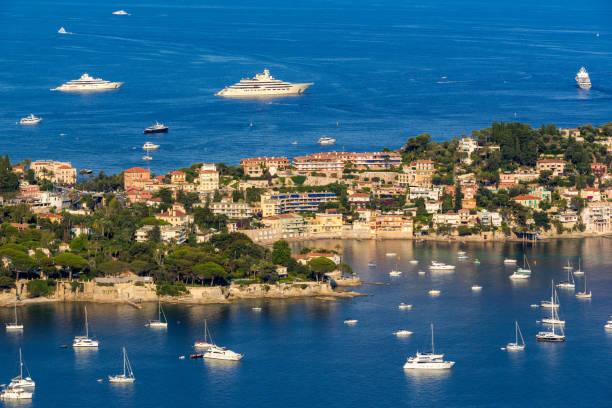 saint-jean-cap-ferrat et espalmador bay avec yachts et bateaux de touristes en été. côte d’azur, français côte d’azur, alpes maritimes, région paca, en france - france european alps provence alpes cote dazur mountain photos et images de collection