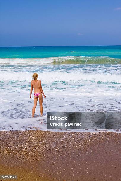 Mulher Na Praia - Fotografias de stock e mais imagens de Adulto - Adulto, Alegria, Andar