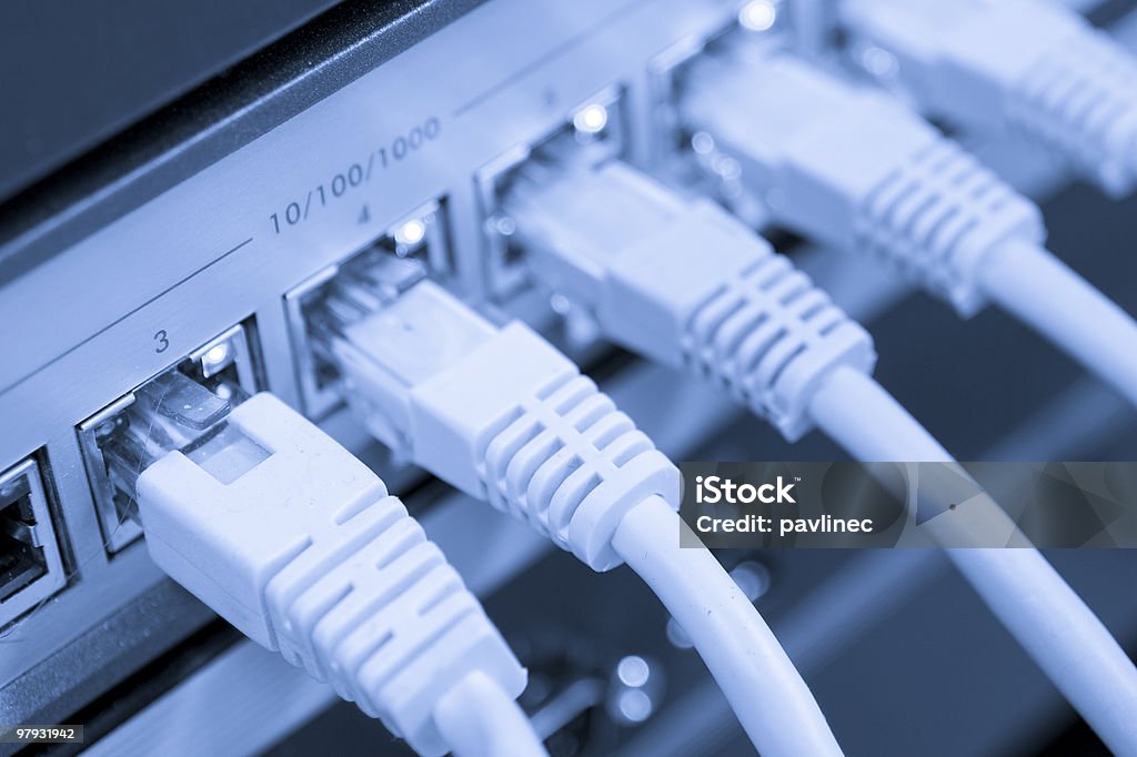 Cabos de rede conectada a chave - Foto de stock de Cabo de conexão de rede royalty-free