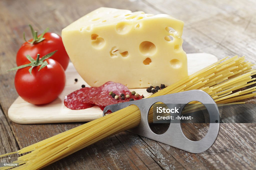 Queijo, salame e raw espaguete - Foto de stock de Alimento básico royalty-free