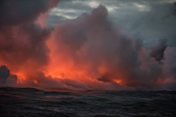 erupción del volcán kilauea en hawai, lava que fluye en el océano pacífico. - kapoho fotografías e imágenes de stock