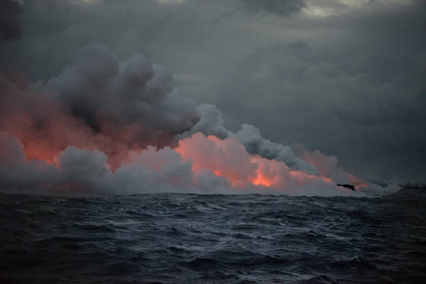 erupción del volcán kilauea en hawai, lava que fluye en el océano pacífico. - kapoho fotografías e imágenes de stock